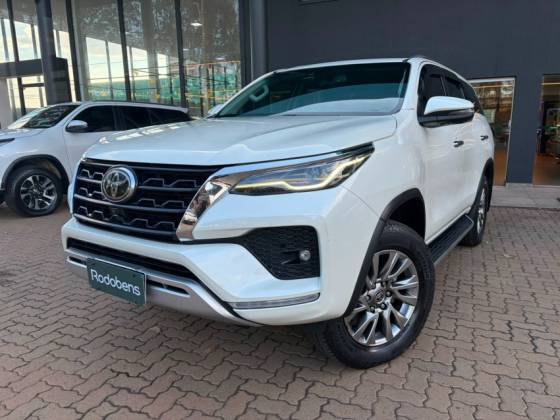 TOYOTA HILUX SW4 2.8 D-4D TURBO DIESEL SRX 7L 4X4 AUTOMÁTICO TOYOTA HILUX SW4 2.8 D-4D TURBO DIESEL SRX 7L 4X4 AUTOMÁTICO